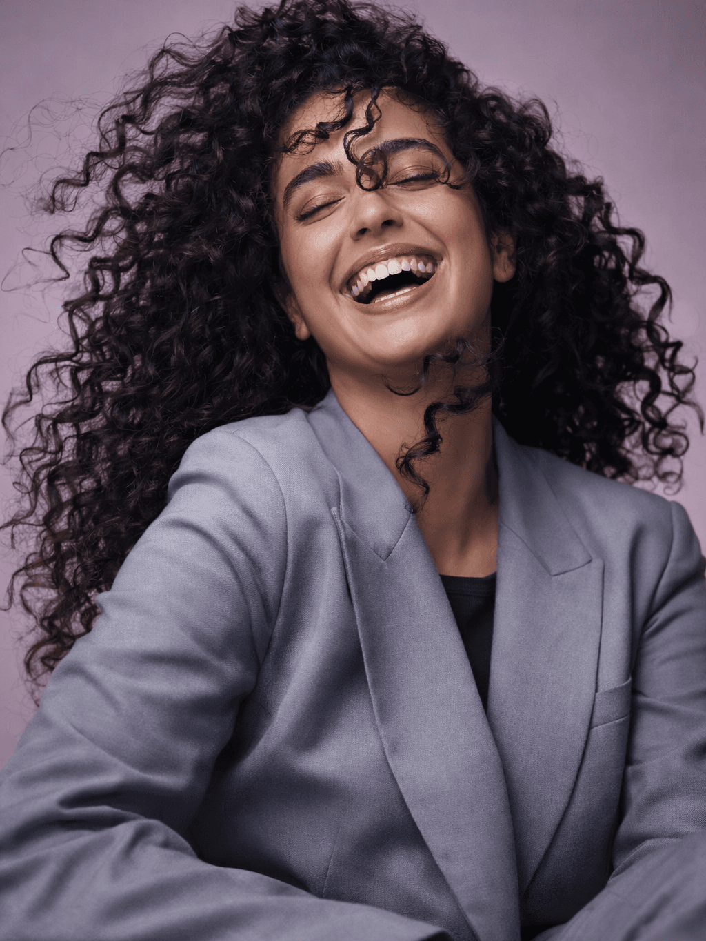 Donna che confronta campioni di colore a Milan 2