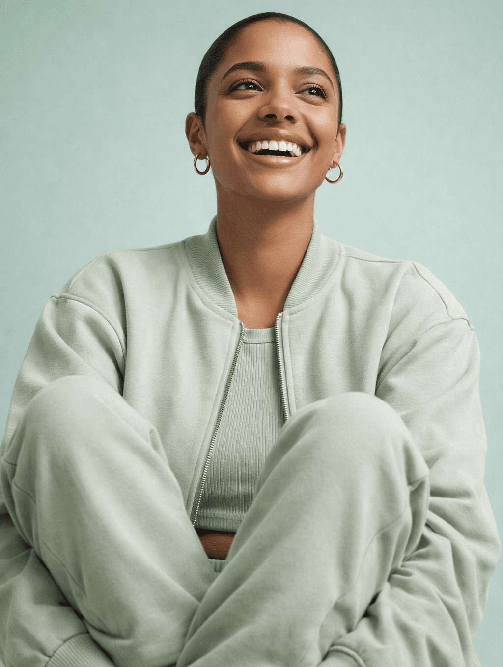 Donna che confronta campioni di colore a Milan 3