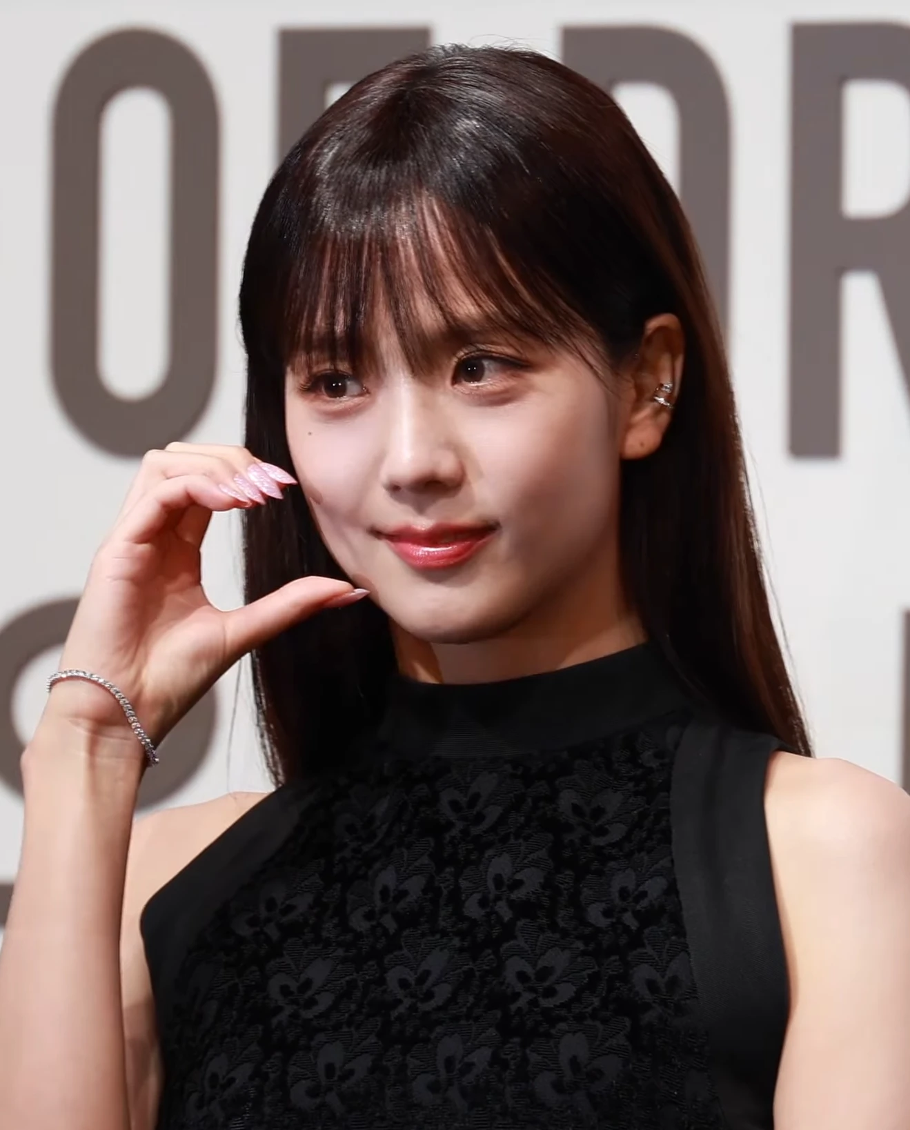 Jisoo wearing velvety pastel looks with cool-muted tones, showcasing dusty lilac, soft navy, powder blue, blush, and pearl gray from the Soft Summer palette.