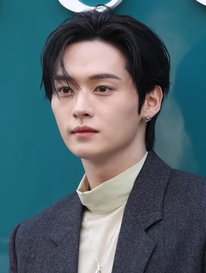 Lee Know (Stray Kids) wearing high-contrast electric brights paired with sharp tailoring, showcasing ultra violet, neon fuchsia, electric jade, polished pewter, and onyx from the Bold Winter palette.