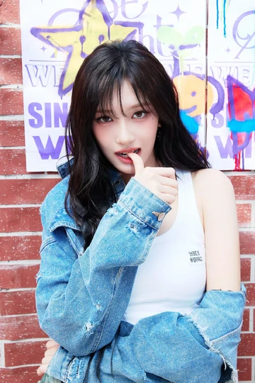 Leeseo (IVE) wearing jewel-toned statement dressing with crisp contrast and sparkle, showcasing electric cobalt, icy magenta, optic white, chrome silver, and inky black from the Bright Winter palette.